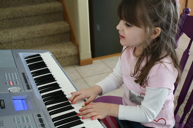 Kết quả hình ảnh cho bé học piano